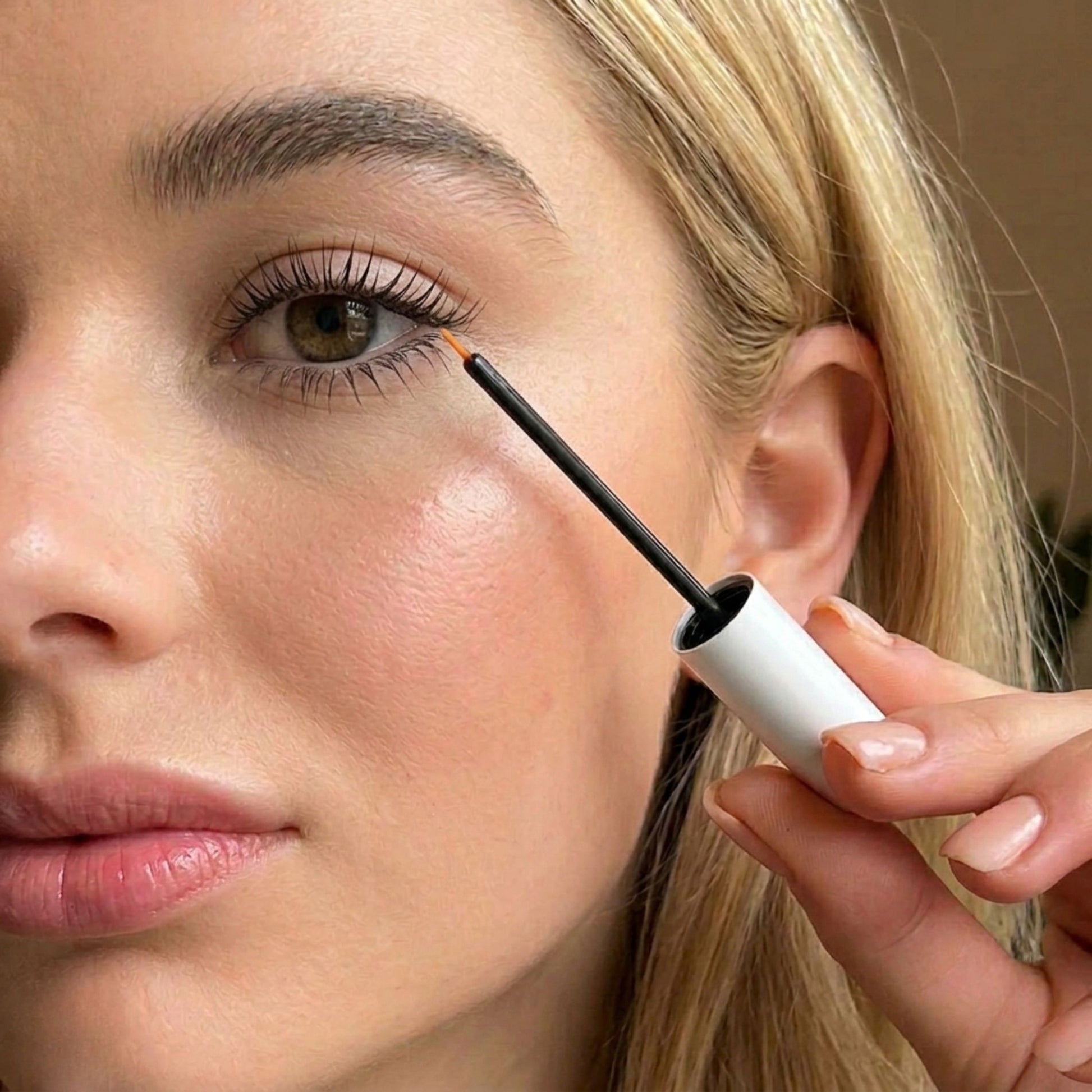 Close-up applicatie Lashthing wimperserum op wimperrand - dagelijkse routine voor wimpergroei