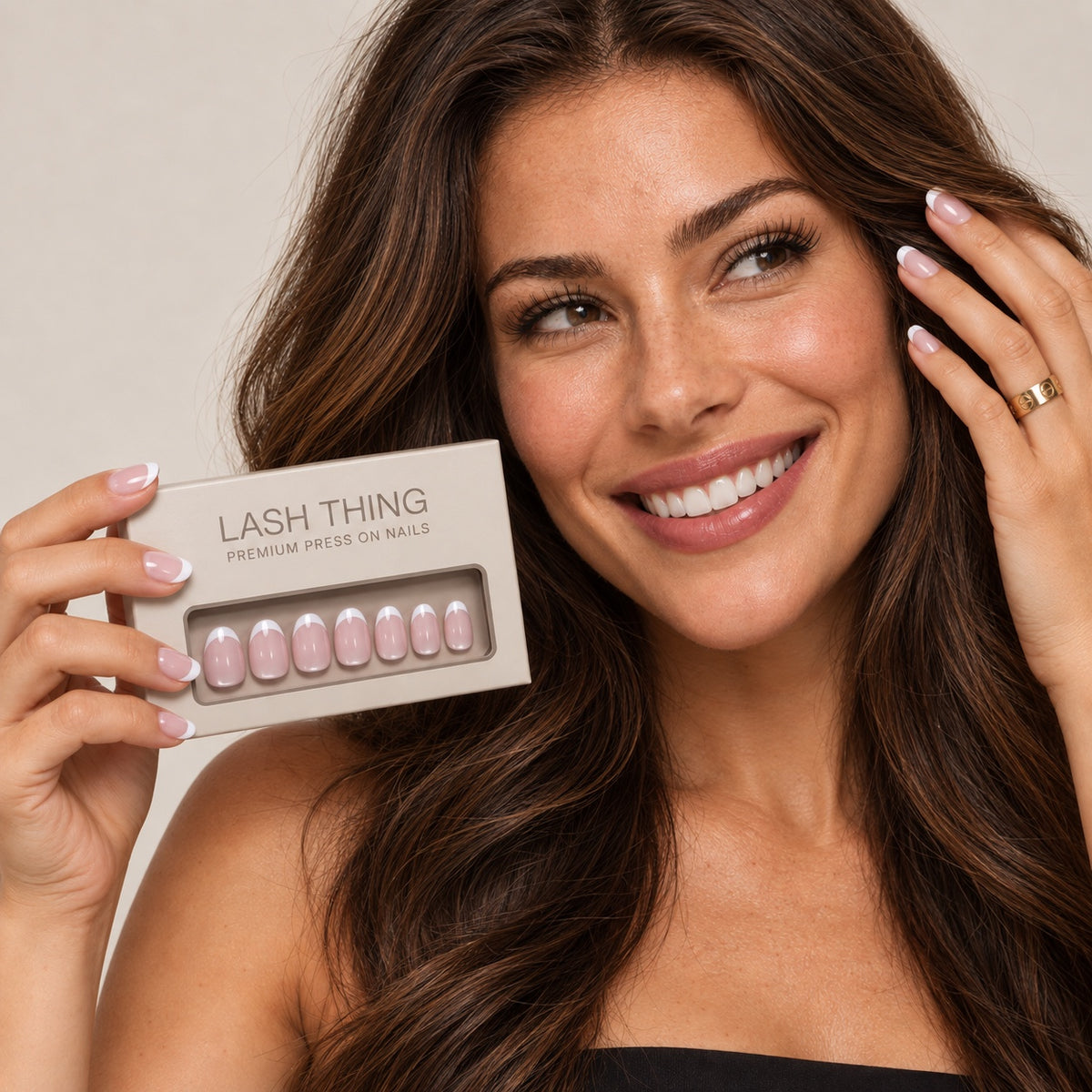 Coco French press-on nagels gedragen door een model, met het Lashthing-doosje in de hand
