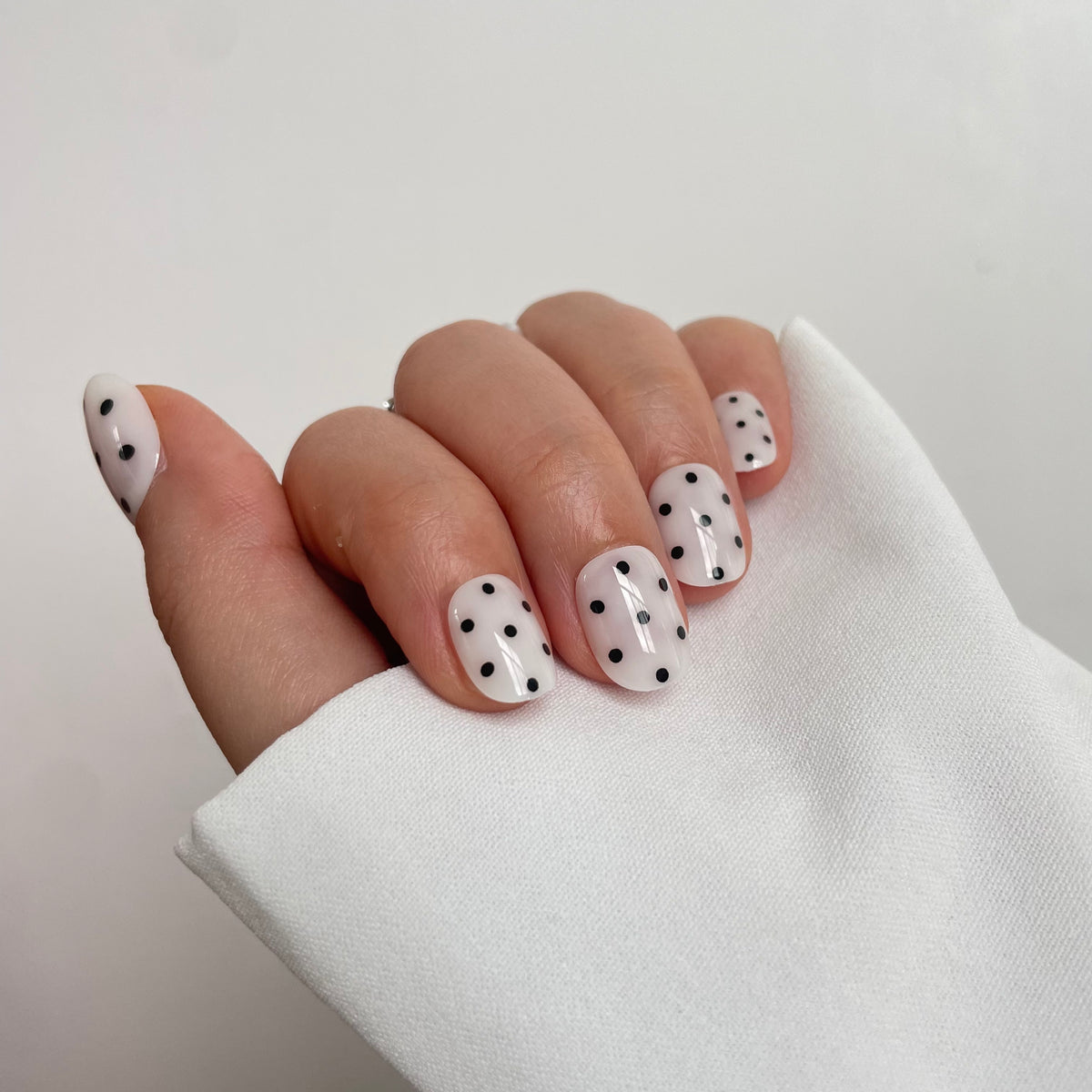 Lashthing press-on nagels Polka Babe White (XS-Squoval) - foto 2